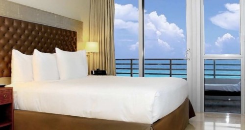 https://suiteness.imgix.net/destinations/miami/hilton-bentley-miami-south-beach/suites/1-king-1-bed-1-bedroom-suite-partial-oceanview-studio-king-bed-partial-ocean-view/bedroom-jpg.jpg?w=96px&h=64px&crop=edges&auto=compress,format