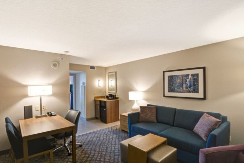https://suiteness.imgix.net/destinations/orlando/embassy-suites-orlando-downtown/suites/2-room-suite-1-king-bed-non-smoking-2-room-suite-2-double-beds-non-smoking/king-suite-living-area.jpg?w=96px&h=64px&crop=edges&auto=compress,format