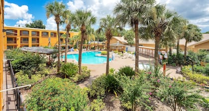 Hilton Garden Inn Hotel with Whirlpool Suites near Orlando Airport, FL